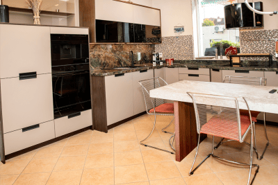 Ausstellungsküche 2 Ballerina XL Küche mit Oberfläche in Resopal Nature Powder,also helles Beige mit Griffmulden schwarz.Arbeitsplatte ist in 12 mm Keramik der Firma Marazzi Grande Marble Look in Farbe Verde Borgogna